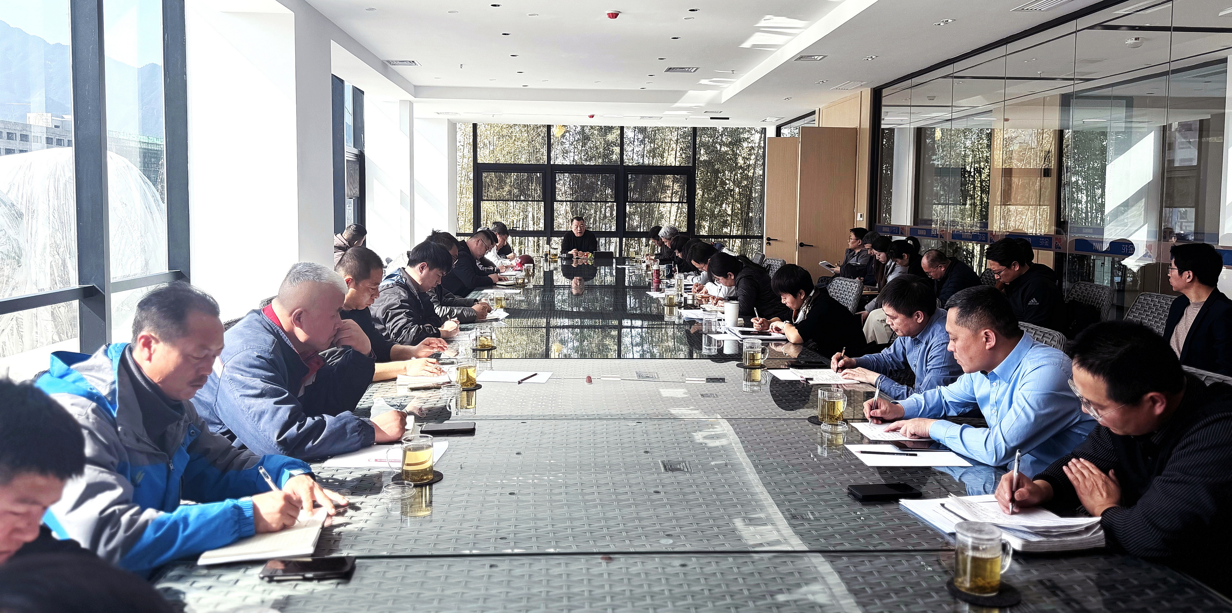 金花股份董事長邢雅江攜經(jīng)營管理團隊一行對草堂項目施工現(xiàn)場進行全面巡查